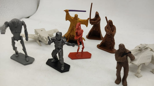 Assortment of 9 star wars Miniature Figurines - Vintage