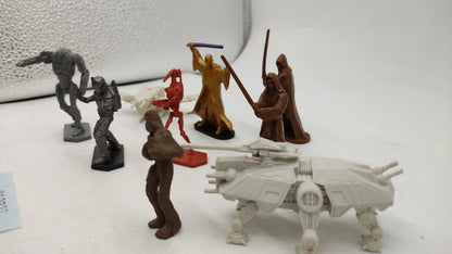 Assortment of 9 star wars Miniature Figurines - Vintage